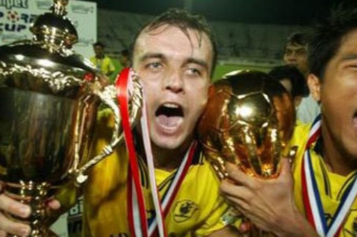 Suka cita dua penyerang Tampines Rovers, Mirko Grabovac dan Noh Alam Shah (kanan) merayakan dobel winners timnya saat menjuarai Liga Singapura serta Piala Singapura edisi 2004. 