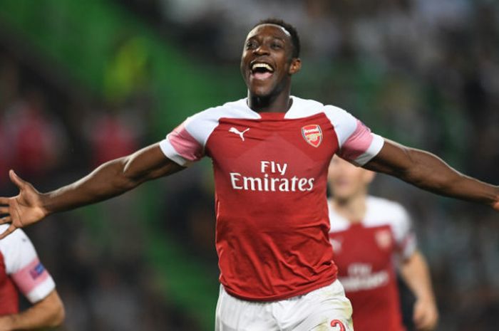 Striker Asrenal, Danny Welbeck, melakukan selebrasi seusai menjebol gawang Sporting CP dalam partai Liga Europa di Estadio Jose Alvalade, Kamis (25/10/2018).