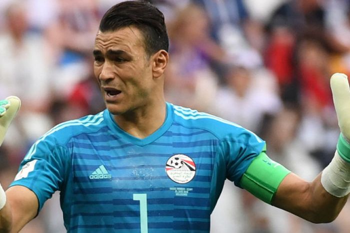 Ekspresi kiper timnas Mesir, Essam El Hadary, dalam pertandingan Grup A Piala DUnia 2018 menghadapi Arab Saudi di Stadion Volgograd Arena, Volgograd, Rusia, pada Senin (25/6/2018).