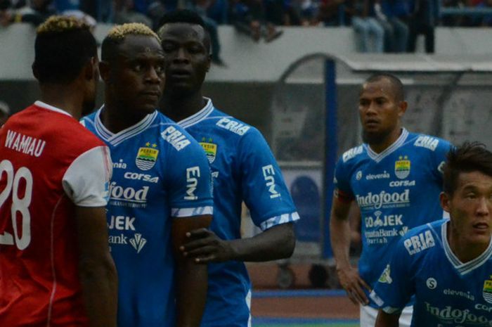  Para pemain Persib Bandung, Victor Igbonefo, Ezechiel N'Douassel, Supardi Nasir, dan Oh Inkyun pada