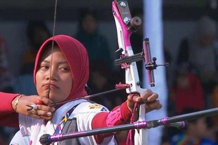 Atlet panahan Diananda Choirunisa saat berhasil menyumbangkan emas ketiga bagi Indonesia, Minggu (20/8/2017).