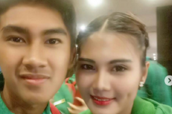 Miftahul Husyen Rahmatullah berfoto bersama wanita cantik