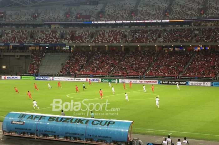 Suasana pertandingan babak pertama timnas Indonesia vs Singapura pada matchday pertama Grup B Piala AFF 2018 di Stadion Nasional, Kalang, Singapura, Jumat (9/11/2018).