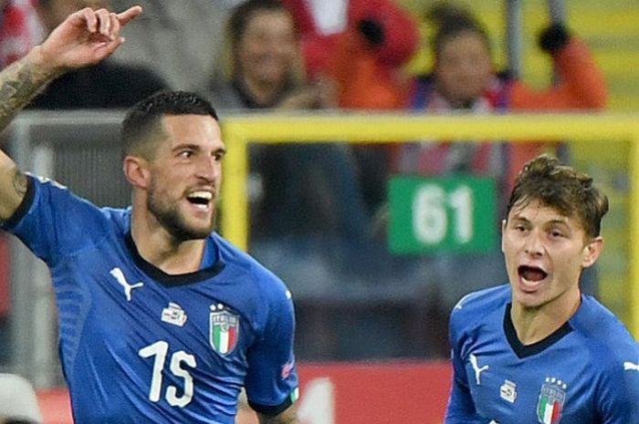 Bek kiri timnas Italia, Cristiano Biraghi (kiri), merayakan gol yang ia cetak ke gawang Polandia bersama Nicolo Barella saat keduanya tampil di ajang UEFA Nations League di Stadion Silesian, Chorzow, pada Senin (15/10/2018) dini hari WIB.