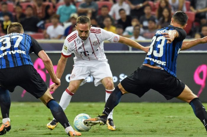 Bek Inter Milan, Milan Skriniar (kiri) dan Danilo D'Ambrosio, menghadang pergerakan pemain Bayern Muenchen, Franck Ribery, dalam laga International Champions Cup di Singapura, pada 27 Juli 2017.