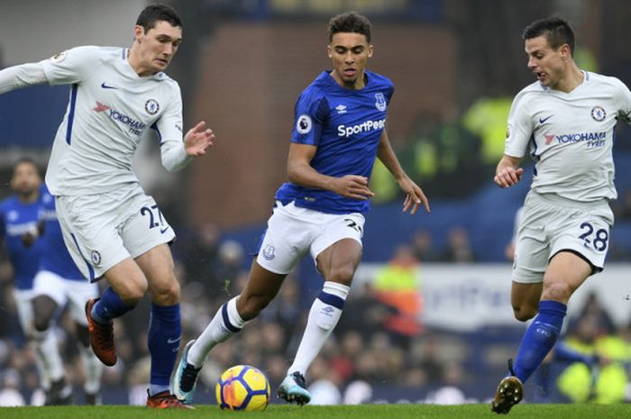 Bek Chelsea, Andreas Christensen (kiri) dan Cesar Azpilicieta (kanan), mengapit striker muda Everton, Dominic Calvert-Lewin, dalam pertandingan Liga Inggris 2017-2018 di Stadion Goodison Park, Liverpool, Inggris, pada Sabtu 23 Desember 2017.