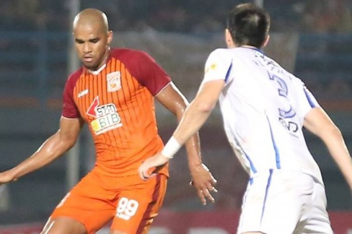 Striker Pusamania Borneo FC, Reinaldo Elias Da Costa (kiri).