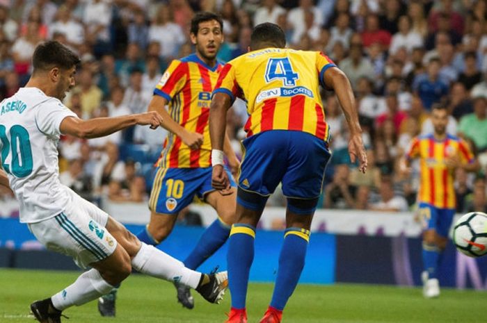 Pemain Real Madrid, Marco Asensio, mencetak gol ke gawang Valencia dalam laga Liga Spanyol di Stadion Santiago Bernabeu, Madrid, pada 27 Agustus 2017.