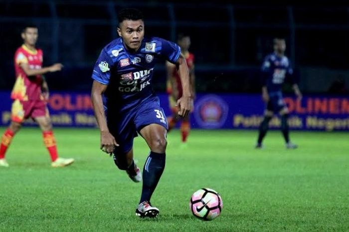 Bek muda Arema FC, Junda Irawan ,menguasai bola saat timnya menjamu Bhayangkara FC pada laga pekan kedua Liga 1 musim 2017 di Stadion Kanjuruhan, Kab Malang, Minggu (23/4/2017) malam. 