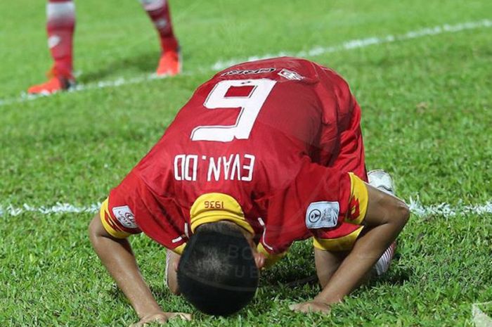    Selebrasi sujud syukur Evan Dimas seusai mencetak gol kemenangan Selangor FA atas PKNS FC pada lanjutan Liga Super Malaysia 2018 di Stadion Cheras, Kuala Lumpur pada Rabu (6/6/2018) malam.   