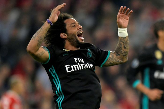 Bek sayap Real Madrid, Marcelo, melakukan selebrasi setelah mencetak gol ke gawang Bayern Muenchen pada laga leg pertama semifinal Liga Champions di Allianz Arena, Rabu (25/4/2018) waktu setempat.