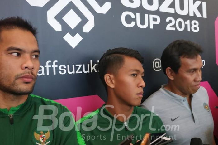 Pemain dan pelatih timnas Indonesia yakni Andritany Ardhiyasa, Febri Hariyadi, serta Bima Sakti saat menjawab pertanyaan wartawan di di Kota Kasablanka, Jakarta Selatan, Minggu (4/11/2018).