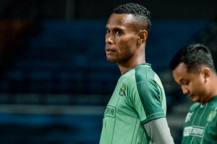 Persebaya Surabaya resmi mengumumkan penunjukkan kapten baru untuk mengarungi Liga 1 2019, Rabu (16/1/2019). Sosok tersebut ialah pemain belakang asal Papua, Ruben Sanadi.