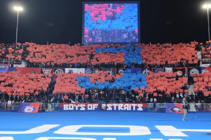 Pendukung Johor Darul Takzim, Boys of Straits, memenuhi Stadion Larkin saat tim idola mereka menjamu Terengganu FC pada semifinal kedua Piala Malaysia 2018, Sabtu (20/10/2018) malam. 