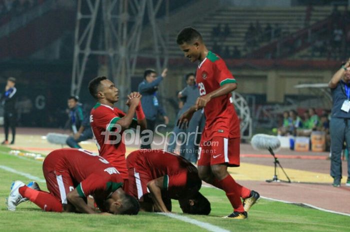  Pemain timnas U-19 Indonesia melakukan selebrasi setelah mencetak gol ke gawang timnas U-19 Singapura di Gelora Delta, Sidoarjo, Selasa (3/7/2018). 