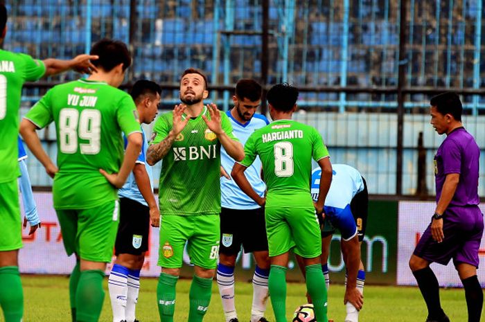 Para pemain Bhayangkara FC (hijau) saat berhadapan dengan Persela pada laga kedua Grup E Piala Presiden 2018 di Stadion Kanjuruhan, Kabupaten Malang, Kamis (25/1/2018). 