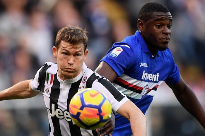 Bek Juventus, Stephan Lichsteiner (kiri), melindungi bola dari Duvan Zapata saat kedua tim berduel pada laga lanjutan Liga Italia di Stadion Luigi Ferraris, 19 November 2017.