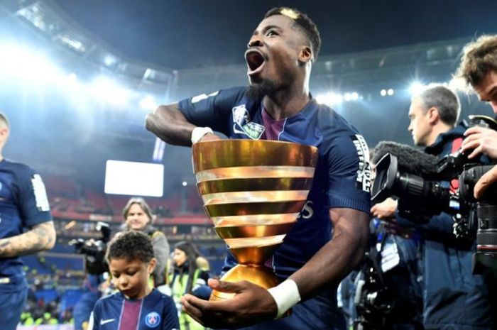 Serge Aurier berpose dengan trofi juara Piala Liga Prancis setelah Paris Saint-Germain menekuk AS Monaco di Parc Olympique Lyonnais, 1 April 2017.