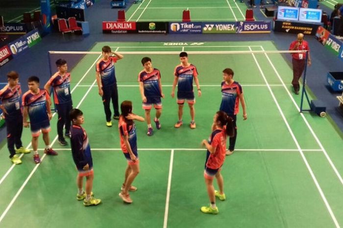 Tim bulu tangkis Malaysia bersiap melakukan yel-yel jelang laga semifinal kategori beregu Kejuaraan Dunia Junior 2017 menghadapi Korea Selatan di GOR Among Rogo, Yogyakarta, Jumat (13/10/2017).