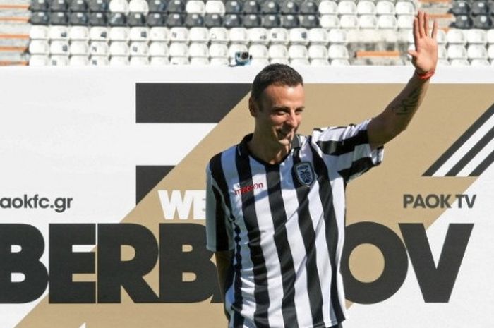 Dimitar Berbatov saat diperkenalkan sebagai pemain baru PAOK pada September 2015.