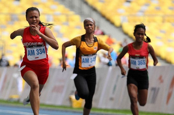 Aksi pelari Indonesia, Nanda Mei Sholihah,  pada nomor 400 meter putri T4 pada ASEAN Para Games 2017