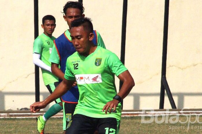 Rendi Irwan saat mengikuti sesi latihan Persebaya di lapangan Mapolda Jatim, Senin (14/8/2017).