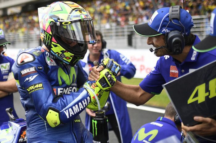 Pebalap tim Movistar Yamaha, Valentino Rossi, saat bersiap di grid Sirkuit Sepang, Malaysia, Minggu (29/10/2017).