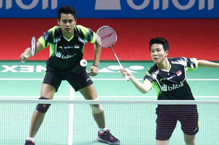   Pasangan ganda campuran Indonesia, Tontowi Ahmad/Liliyana Natsir, mengembalikan kok ke arah Tan Kian Meng/Lai Pei Jing (Malaysia) pada babak pertama Indonesia Open 2018 yang berlangsung di Istora Senayan, Jakarta, Selasa (2/7/2018).  