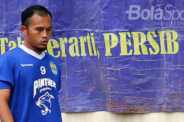 Penyerang Persib, Airlangga Sucipto, berjalan meninggalkan lapangan usai menjalani laga uji coba di Stadion Universitas Negeri Yogyakarta (UNY), Selasa (26/12/2017).