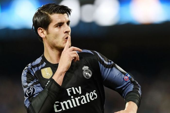 Alvaro Morata saat melakukan selebrasi setelah menjebol gawang lawan dalam laga UEFA Champions League putaran ke-16 antara Napoli kontra Real Madrid di Stadio San Paolo, 07 Maret 2017. 