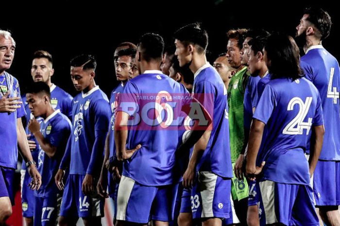  Mario Gomez, pelatih Persib Bandung asal Argentina sedang memberikan arahan kepada pasukannya.    