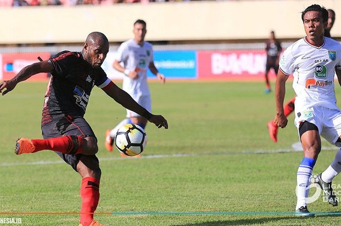 Aksi penyerang sekaligus kapten Persipura Jayapura, Boaz Salossa (kiri) saat timnya menjamu Persela Lamongan pada laga pekan perdana Liga 1 2018 di Stadion Mandala, Jayapura pada 24 Maret 2018.