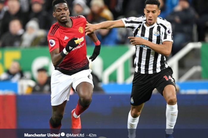 Pemain Manchester United, Paul Pogba (kiri), berebut bola dengan gelandang Newcastle United, Isaac H