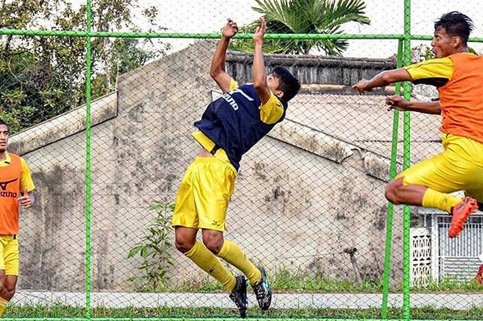 Pemain Semen Padang berlatih di lapangan komplek PT Semen Padang, Rabu (30/8/2017) pagi, sebagai persiapan menghadapi Pusamani Borneo FC dalam laga lanjutan Liga 1.