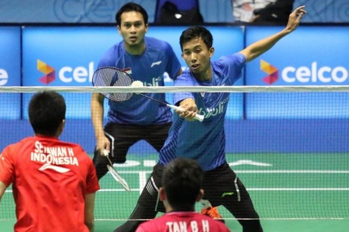 Pasangan ganda putra Indonesia, Mohammad Ahsan (belakang)/Rian Agung Saputro, saat menjalani pertandingan melawan Hendra Setiawan/Tan Boon Heong (Indonesia/Malaysia) pada babak kesatu Malaysia Terbuka di Stadium Perpaduan, Kuching, Rabu (5/4/2017). Ahsan/Rian menang 21-10, 15-21, 21-19.