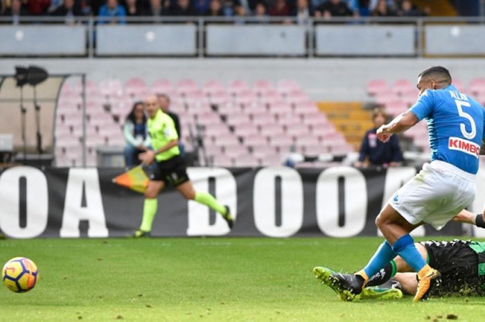 Gelandang Napoli, Allan, melepaskan tembakan ke gawang Sassuolo dan berujung gol di pertandingan lanjutan Liga Italia di Stadion San Paolo, Minggu (29/10/2017) malam WIB.