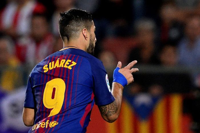 Striker FC Barcelona, Luis Suarez, merayakan gol yang dia cetak ke gawang Girona dalam laga Liga Spanyol di Stadion Montilivi, Girona, pada 23 September 2017.