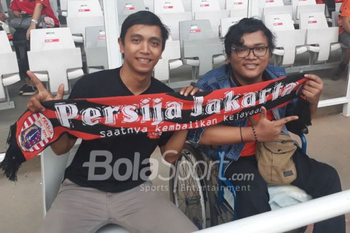 Dua The Jakmania menggunakan kursi roda datang ke SUGBK untuk menyaksikan laga Persija Jakarta melawan Borneo FC, Sabtu (14/4/2018)