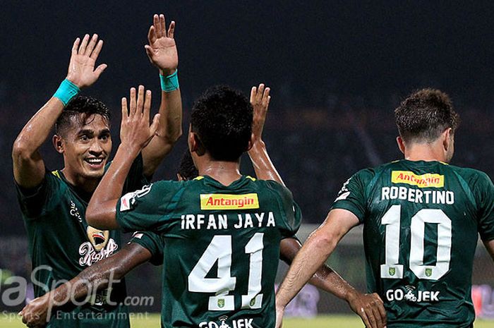                  Pemain Persebaya Surabaya merayakan gol yang dicetak Irfan Jaya ke gawang Madura United pada pekan ke-10 Liga 1 2018 di Stadion Gelora Ratu Pamellingan Pamekasan, Jawa Timur, Jumat (25/05/2018) malam.                 