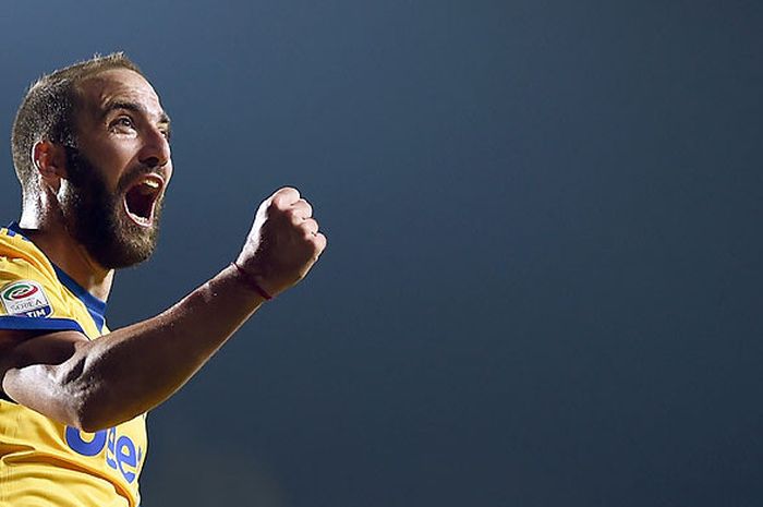 Striker Juventus, Gonzalo Higuain, melakukan selebrasi seusai mencetak gol ke gawang Atalanta dalam laga lanjutan Serie A 2017-2018 di Stadion Atleti Azzurri, Bergamo, Italia, pada 1 Oktober 2017.