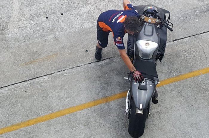 Prototipe motor Honda RC213V yang digunakan test rider HRC, Hiroshi Aoyama, saat tes di Sirkuit Sepang, Malaysia.