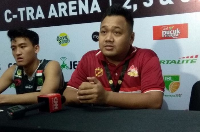 Pelatih BSH Hang Tuah, Andika Supriadi (kanan) berbicara dalam konferensi pers di GOR C'Tra Arena,Bandung ,Jumat (2/3/2018).