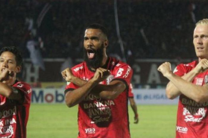 Irfan Bachdim, Sylvano Comvalius, dan Nick Van Der Verlden selebrasi bersama setelah terciptanya gol kala kontra Madura United, Sabtu (13/8/2017).