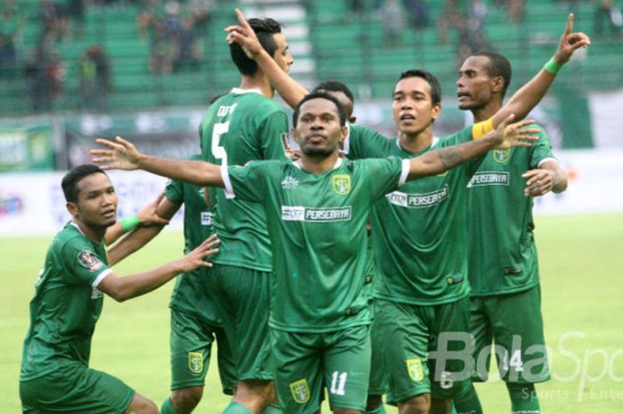 Penyerang Persebaya Surabaya, Ferinando Pahabol, merayakan golnya seusai membobol gawang PS TNI pada pertandingan Grup C Piala Presiden 2018, Kamis (18/1/2018). 