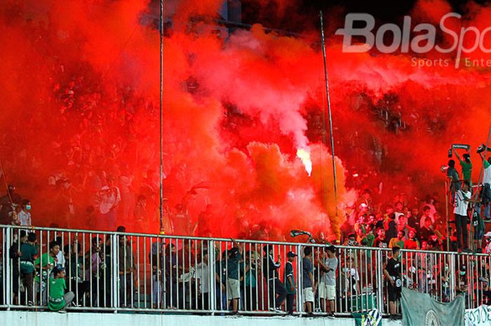 Aksi suporter PSS Sleman, Brigata Curva Sud (BCS), saat PSS Sleman melawan Blitar United.