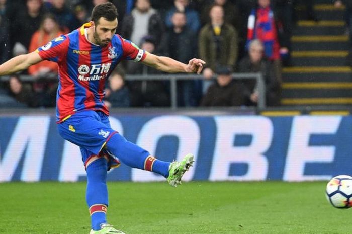 Pemain Crystal Palace, Luka Milivojevic, mengeksekusi penalti ke gawang Liverpool dalam partai Liga Inggris di Selhurst Park, Sabtu (31/3/2018)