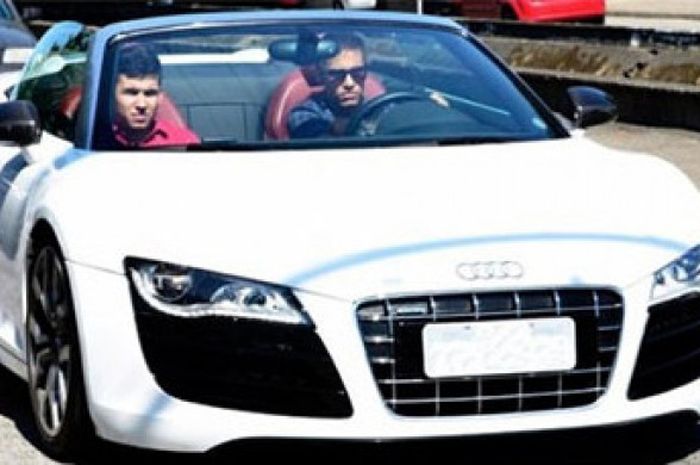 Neymar mengendarai Audi R8 GT miliknya 