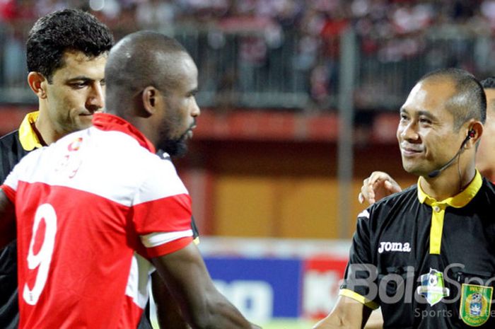  Greg Nwokolo (Madura United FC) bersalaman dengan wasit Liga 1. 