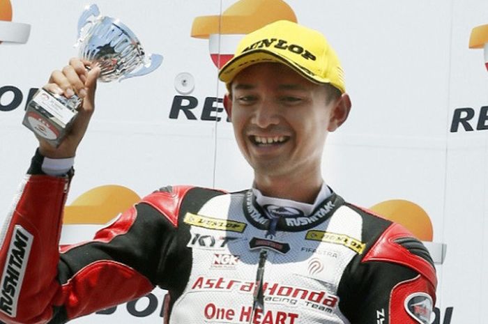 Pebalap Astra Honda Racing Team (AHRT) Dimas Ekky, saat meraih podium ke-3 pada kejuaraan CEV Moto2 European Championship di Cataluna, Spanyol, Juni lalu.