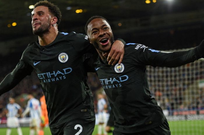 Selebrasi gelandang Manchester City, Raheem Sterling (kanan), bersama Kyle Walker setelah berhasil mencetak gol kemenangan timnya ke gawang Huddersfield Town dalam pertandingan Liga Inggris 2017-2018 di Stadion John Smith's, Huddersfield, Inggris, pada Minggu (26/11/2017).